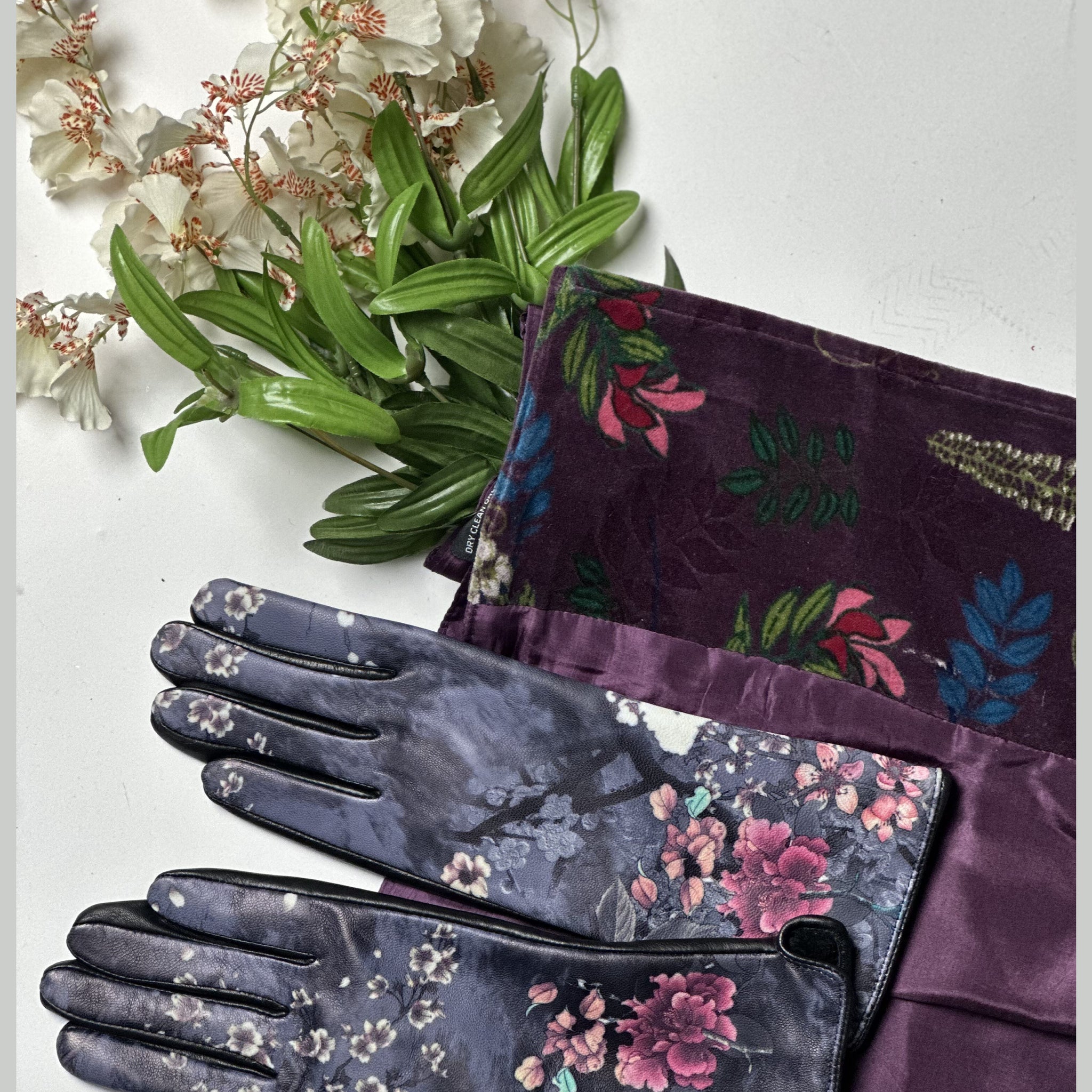 Floral Print Touch Gloves