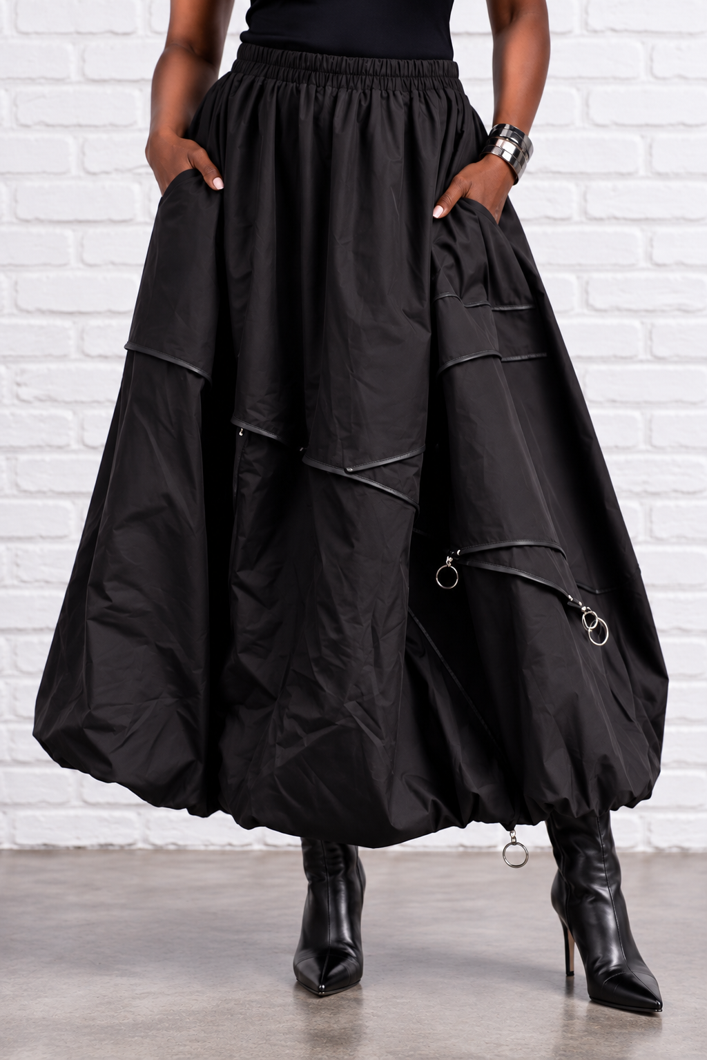 Cargo Zipper Skirt in black, front view with pockets and balloon hem